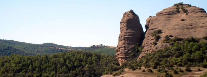 L'Agulla i la Mola del Corb. A la Mola hi ha les runes de la minúscula ermita de Sant Salvador, visible des del cim de l'agulla